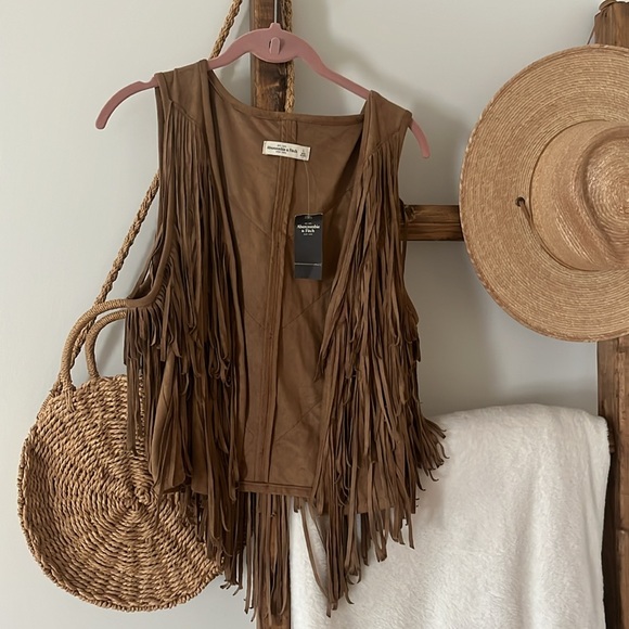 NWT Abercrombie & Fitch L tan/brown faux suede fringe vest, perfect condition - Picture 1 of 4